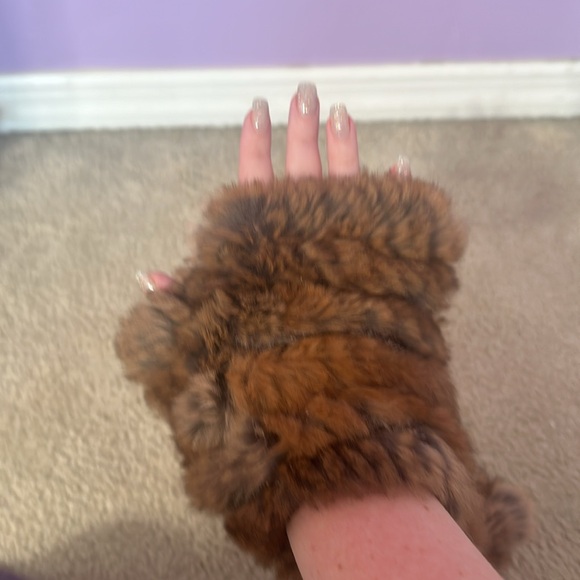 Jocelyn Brown Faux Fur Fingerless Gloves - Picture 3 of 6